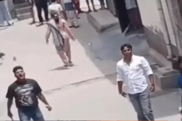You are currently viewing पंजाब में विरोध करने पर तस्करों ने सरेआम घर में घुसकर किया पथराव, महिलाओं से दरिंदगी का वीडियो वायरल