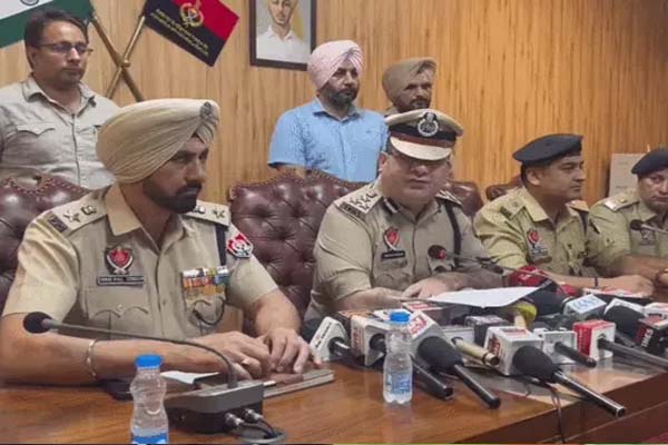 Read more about the article पंजाब में आतंक मचाने वाले हाईटेक ATM ब्रेकिंग गैंग का पर्दाफाश, पुलिस पर गोलियां बरसाने वाले 2 खूंखार लुटेरे हथियारों और कटर समेत गिरफ्तार
