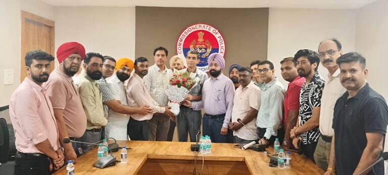 Read more about the article Digital Media Association (DMA) ने फूलों का गुलदस्ता भेंट कर जालंधर के नए पुलिस कमिश्नर सतिंदर सिंह का किया स्वागत