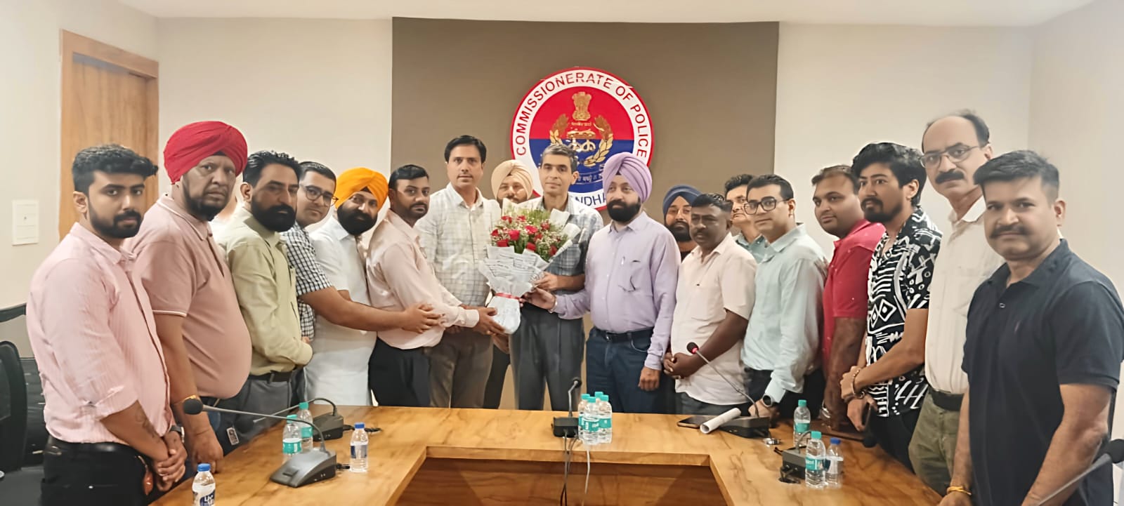 You are currently viewing Digital Media Association (DMA) ने फूलों का गुलदस्ता भेंट कर जालंधर के नए पुलिस कमिश्नर सतिंदर सिंह का किया स्वागत