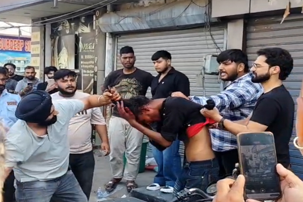 You are currently viewing जालंधर में चावला मोबाइल शॉप पर दिनदहाड़े फायरिंग, भागने की फिराक में थे बदमाश; लोगों के हत्थे चढ़ा एक शूटर- जमकर की धुनाई