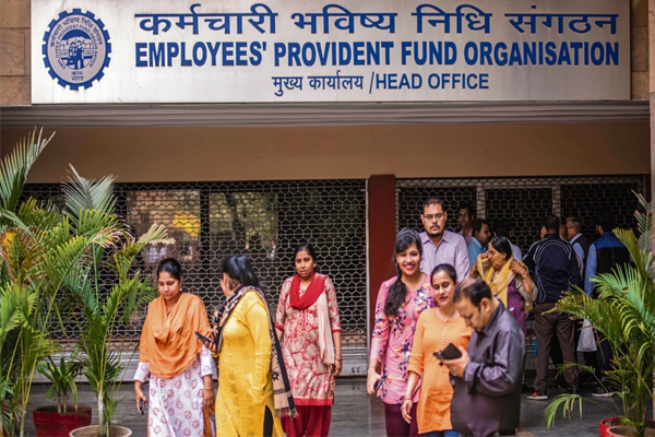 Read more about the article EPFO पर बड़ा अपडेट, अब ATM और UPI से चुटकियों में निकलेगा PF का पैसा; जानिए निकासी की नई लिमिट
