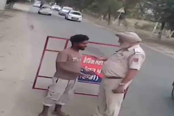 You are currently viewing जालंधर में ऑन-कैमरा घूसखोरी, ट्रैफिक पुलिसकर्मी ने बेरिकेड हटाने के लिए सरेआम ली रिश्वत; ट्रक के कैमरे ने खोली पोल