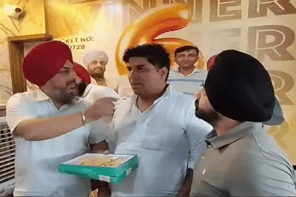 Read more about the article अंतिम संस्कार में शामिल होने आए थे, लौटते वक्त 50 रुपये की लॉटरी ने बना दिया लखपति