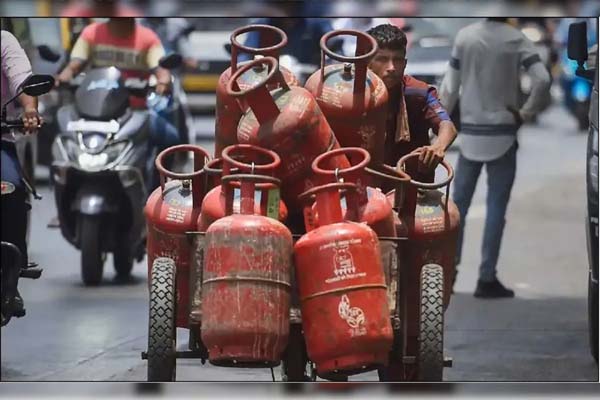 You are currently viewing LPG Price Hike: आम जनता की जेब पर फिर पड़ी मार, घरेलू गैस सिलेंडर हुआ और महंगा; चेक करें अपने शहर के नए रेट्स