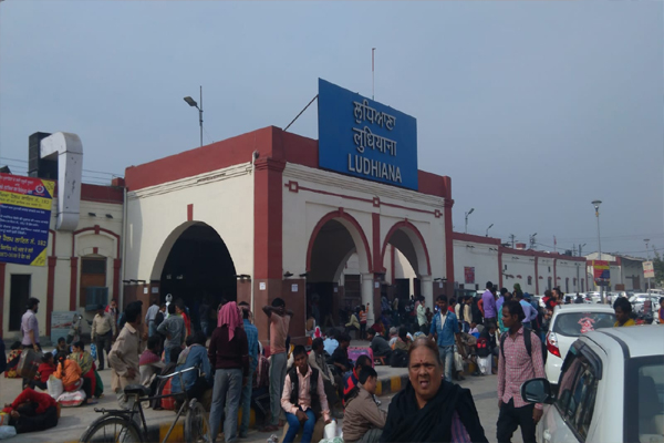 Read more about the article लुधियाना रेलवे स्टेशन पर सुबह-सुबह जोरदार धमाका, कटरा स्पेशल ट्रेन खड़ी थी तभी दहली वॉशरूम की दीवार; यात्रियों में मची भगदड़