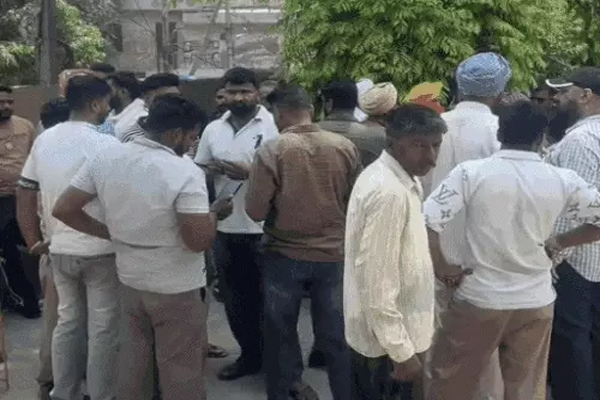 Read more about the article लुधियाना की फैक्ट्री में जहरीली गैस लीक, बाप-बेटे समेत 3 की दम घुटने से मौत, कई मजदूर बेहोश- मालिक फरार