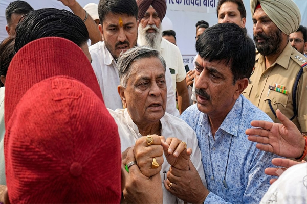 Read more about the article केंद्रीय मंत्री रवनीत बिट्टू के कार्यक्रम में अचानक बेहोश हुए मनोरंजन कालिया, मची अफरा-तफरी; सुरक्षाकर्मियों ने तुरंत पहुंचाया अस्पताल