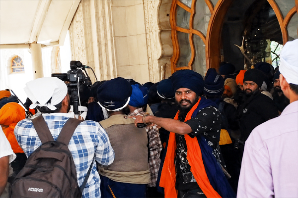 Read more about the article मोहाली के गुरुद्वारे में जश्न के दौरान भारी हंगामा, उत्तराखंड से लौटे निहंग पर अचानक झपटा शख्स; मची अफरा-तफरी- आरोपी काबू