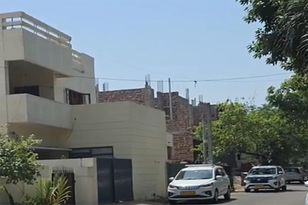 You are currently viewing जालंधर में निगम के बड़े ठेकेदार के ठिकानों पर रेड , ED और NIA के छापेमारी से केजरीवाल का फूटा गुस्सा