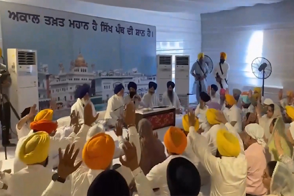 You are currently viewing अकाल तख्त के सामने पेश हुए AAP के विधायक-मंत्री, बेअदबी कानून को लेकर पंजाब सरकार को जमकर लगी फटकार