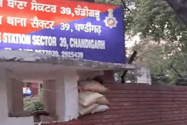 Read more about the article हाथ में गोली लगी तो रची हमले की झूठी कहानी, चंडीगढ़ पुलिस की सख्ती के आगे टूटा नाबालिग; उगला चौंकाने वाला सच