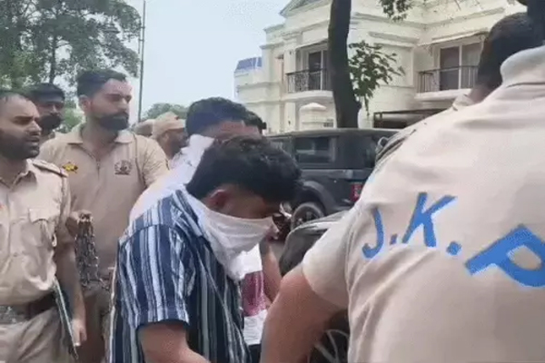 You are currently viewing अमृतसर की पॉश कॉलोनी में AK-47 और ड्रग्स का जखीरा, J&K और पंजाब पुलिस के जॉइंट ऑपरेशन में 2 गिरफ्तार; इलाके में हड़कंप