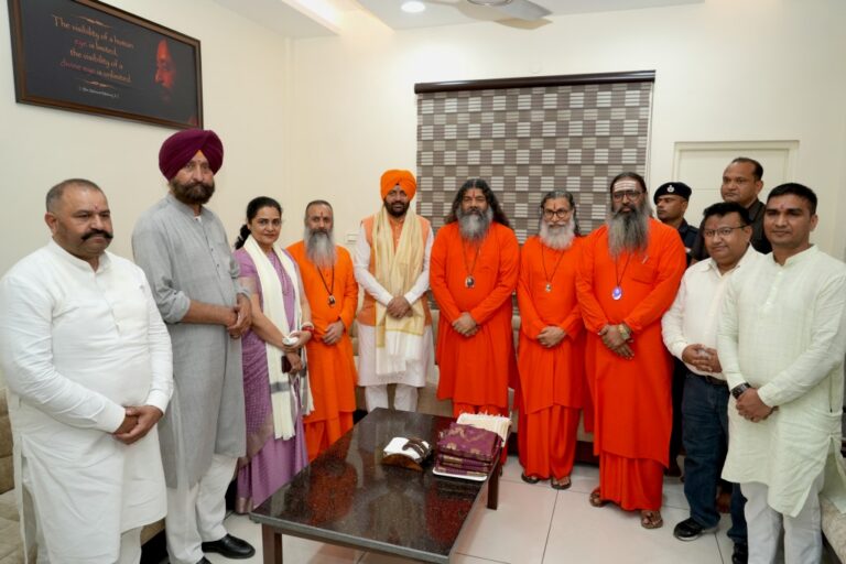 Read more about the article दिव्य ज्योति जाग्रति संस्थान पहुंचे CM नायब सिंह सैनी, सुशील रिंकू और जगबीर सिंह बराड़; संत श्री आशुतोष जी महाराज का लिया आशीर्वाद