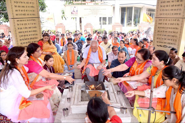 Read more about the article HMV में नव शैक्षणिक सत्र के अंतर्गत नवागंतुक छात्राओं के लिए हवन-यज्ञ एवं दीक्षारंभ समारोह का आयोजन