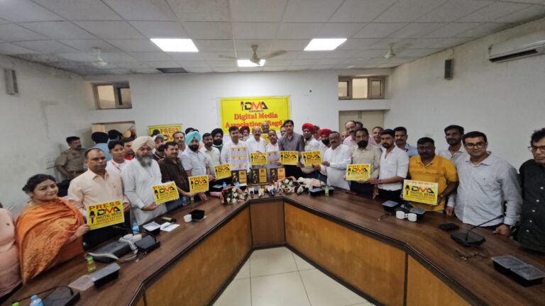 Read more about the article Digital Media Association (DMA) की बैठक में पहुंचे कैबिनेट मंत्री मोहिंदर भगत और मेयर वनीत धीर, रिलीज़ किए पत्रकारों के लिए आईडी कार्ड व व्हीकल स्टिकर, मंत्री और मेयर बोले : मुख्यमंत्री भगवंत मान के साथ होगी पत्रकारों की बैठक, जल्द हल होंगी पत्रकारों की सभी समस्याएं