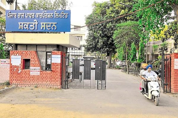 Read more about the article पंजाब में बिजली कर्मचारियों की हड़ताल पर बड़ा एक्शन, ‘नो वर्क नो पे’ का अल्टीमेटम जारी होते ही मचा हड़कंप