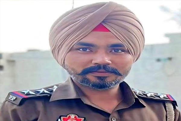 Read more about the article सफाई कर्मचारियों पर लाठीचार्ज से पुलिस पर गिरी गाज, DSP के बाद अब SHO का तबादला; सोमवार से पूरे पंजाब में बड़े आंदोलन की चेतावनी