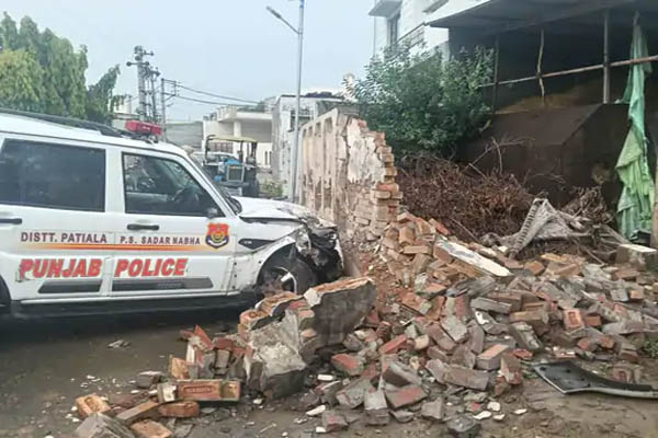 Read more about the article तस्करों का पीछा कर रही पुलिस की गाड़ी का भीषण एक्सीडेंट, SHO गंभीर रूप से घायल; गाड़ी छोड़कर फरार हुए बदमाश