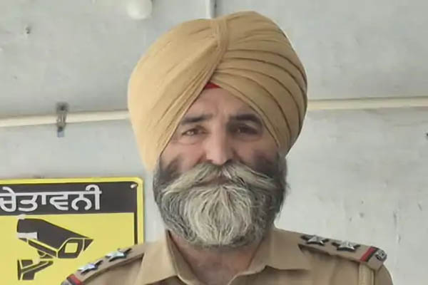 Read more about the article पंजाब पुलिस में हड़कंप, वर्दी का रौब दिखाकर करता था नशा तस्करी, हेरोइन और ड्रग मनी के साथ SI गिरफ्तार