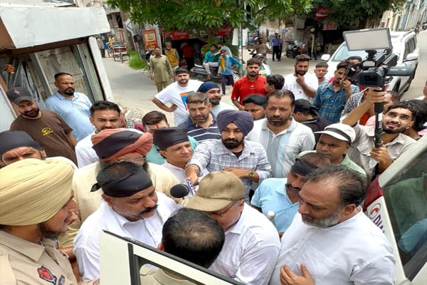 Read more about the article CM मान को काले झंडे दिखाने जा रहे भाजपा नेताओं को पुलिस ने रोका, भड़की BJP बोली- लोकतंत्र की आवाज़ दबाने की हो रही कोशिश