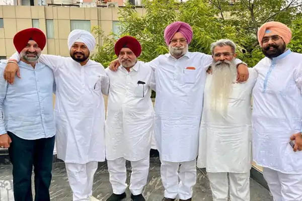 Read more about the article पंजाब कांग्रेस में बगावत के सुर तेज, प्रभारी की बैठक का चन्नी गुट ने किया बहिष्कार; रंधावा और परगट सिंह के साथ दिल्ली कूच से सियासत गरमाई