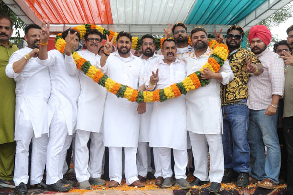 Read more about the article भारी बारिश और 2 घंटे का इंतजार भी नहीं रोक पाया जोश, कांग्रेस अध्यक्ष शुभम शर्मा के भव्य स्वागत में उमड़ा युवाओं का हुजूम