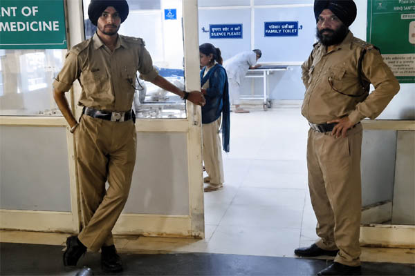 You are currently viewing पंजाब पुलिस का बड़ा एक्शन, कांस्टेबलों पर गोली चलाने वाले 2 नशा तस्कर एनकाउंटर में घायल, इंडस्ट्रियल एरिया में हुई जबरदस्त मुठभेड़