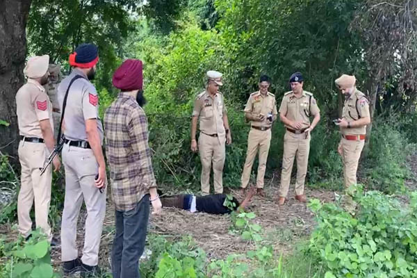 Read more about the article जालंधर पुलिस और बदमाश के बीच मुठभेड़, गढ़ा गोलीकांड के आरोपी ने रिकवरी के दौरान पुलिस पर दागी गोलियां, जवाबी फायरिंग में पैर में गोली लगने से हुआ घायल