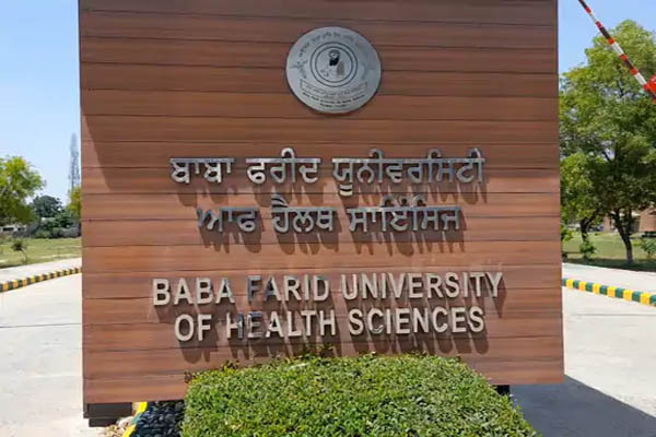 Read more about the article फार्मेसी अफसर भर्ती परीक्षा में मुन्नाभाई स्टाइल में हाईटेक नकल का भंडाफोड़, 28 परीक्षार्थी हिरासत में, 7 मास्टरमाइंड गिरफ्तार