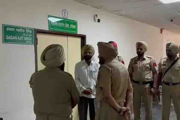 Read more about the article युवक को झूठे केस में फंसाने के लिए पुलिसवाले ने गाड़ी में रखीं नशीली गोलियां; एक्शन में SSP, आरोपी पुलिसकर्मी गिरफ्तार