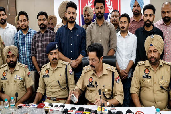 Read more about the article आपके घर आने वाला डिलीवरी बॉय कहीं हथियार तस्कर तो नहीं? फ्लिपकार्ट की वर्दी में मौत बांटने वाले गैंग का पंजाब पुलिस ने किया पर्दाफाश