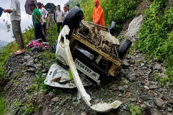 Read more about the article हिमाचल में बड़ा हादसा, PGI से मासूम का इलाज करवाकर लौट रहे पूरे परिवार की कार गहरी खाई में समाई, 5 लोगों की मौत