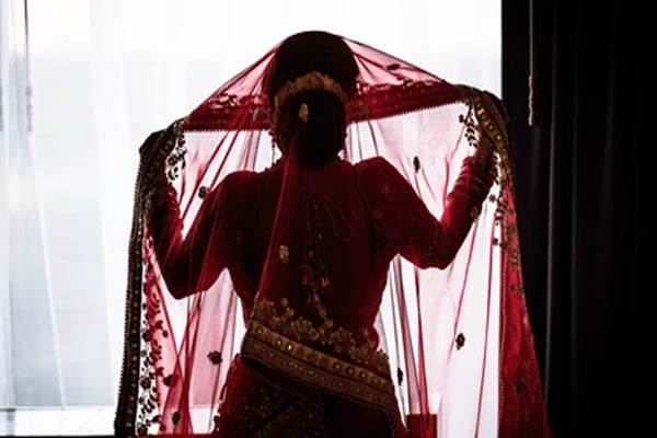 Read more about the article कनाडा जाकर दुल्हन ने दिखाए असली रंग, लाखों ऐंठे, गैर-मर्द संग बनाए संबंध, अब पति को दे रही मौत की धमकी