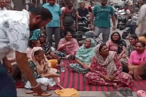 Read more about the article ‘पैसे देकर खरीदे हैं वोट’, पार्षद के बिगड़े बोल; जालंधर वेस्ट में सीवरेज के नरक से परेशान लोगों ने किया चक्का जाम