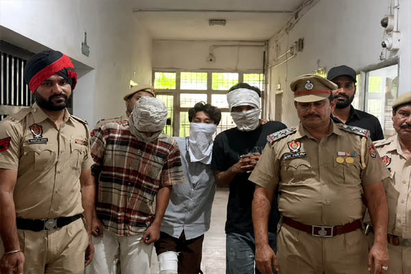 You are currently viewing जालंधर में दहशत फैलाने वाले बदमाशों का पुलिस ने तोड़ा गुरूर, 2 नाबालिग समेत 5 गिरफ्तार; दीवार से कूदकर भागने के चक्कर में मुख्य आरोपी ने तुड़वाया पैर