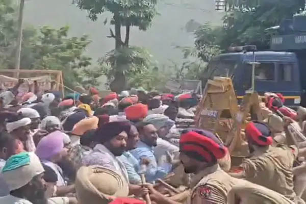 Read more about the article पंचायत मंत्री के घर जा रहे मनरेगा वर्करों पर पुलिस का लाठीचार्ज, दागे गए आंसू गैस के गोले; वेतन के लिए पूरे पंजाब से जुटे थे वर्कर