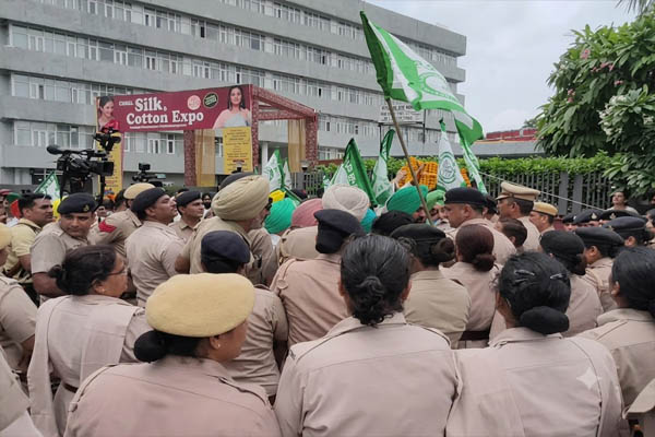 Read more about the article चंडीगढ़ में सड़क पर उतरे किसान, BJP दफ्तर घेरने जा रहे अन्नदाताओं की पुलिस से तीखी झड़प; बीच-बचाव करने उतरे अध्यक्ष