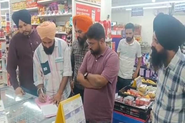You are currently viewing Pizza में रेंग रही थी जिंदा सुंडी, नजारा देख उड़े युवक के होश; स्वास्थ्य विभाग की रेड में खुला मोर स्टोर का काला चिट्ठा