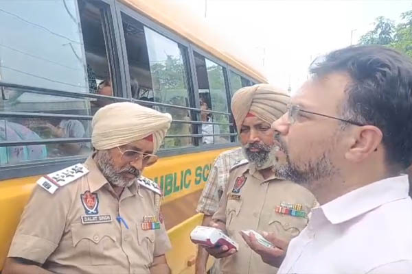 Read more about the article जालंधर में स्कूल बसों के खिलाफ ट्रैफिक पुलिस का कड़ा एक्शन, खामियां पाए जाने पर काटे गए चालान; प्रिंसिपलों को जारी हुईं सख्त हिदायतें