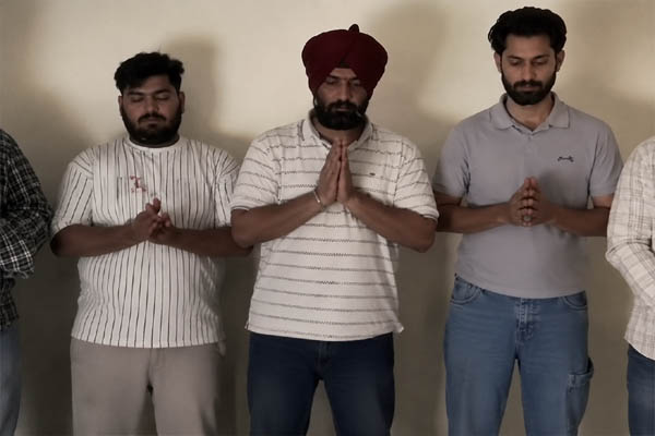 Read more about the article जालंधर: जिस शूटर को भीड़ ने पीटा, अब गैंगस्टर की धमकी पर उसी से हाथ जोड़कर माफी मांग रहे व्यापारी