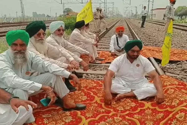 Read more about the article पंजाब में बड़ा रेल चक्का जाम, बंदी सिखों की रिहाई के लिए पटरियों पर उतरा कौमी इंसाफ मोर्चा; अंबाला-लुधियाना रूट ठप