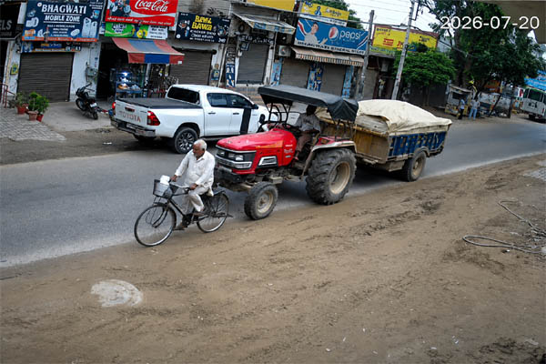 Read more about the article साइड में चल रहे साइकिल सवार को बेकाबू ट्रैक्टर-ट्रॉली ने कुचला, मौके पर ही दर्दनाक मौत; रोंगटे खड़े कर देगा ये CCTV फुटेज