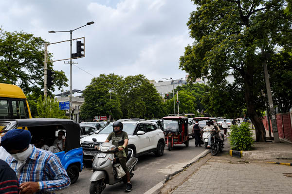 Read more about the article जालंधर में लगा लंबा जाम, गुरु नानक मिशन चौक से BMC चौक तक रेंग रही गाड़ियां; फंसी एंबुलेंस और लोगों का हुआ बुरा हाल