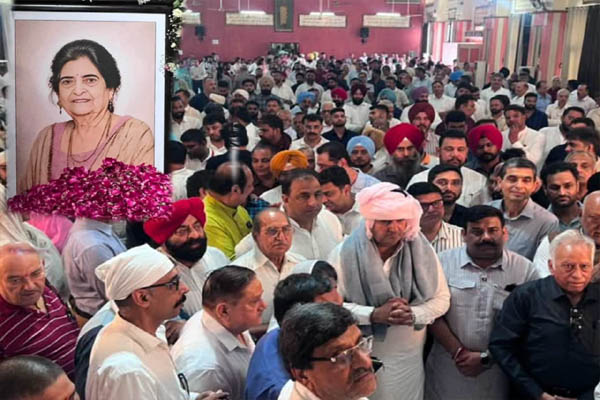Read more about the article मेयर विनीत धीर की माता जी की रस्म क्रिया में उमड़े सैकड़ों लोग, नम आंखों से अर्पित की श्रद्धांजलि