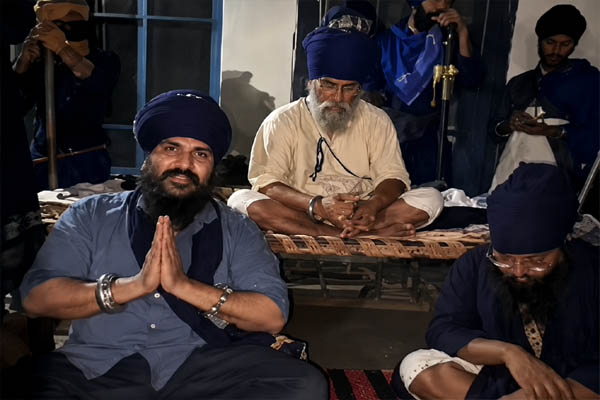 You are currently viewing अश्लील वीडियो विवाद में विक्की थॉमस ने हाथ जोड़कर संगत से मांगी माफी, जत्थेदारों ने सुनाई यह धार्मिक सजा