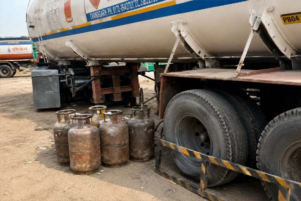 Read more about the article जालंधर में दिनदहाड़े LPG गैस की चोरी, खाली प्लॉट में टैंकरों से भरे जा रहे सिलेंडर; VIDEO आया सामने- लोगों की पुलिस कमिश्नर से सख्त कार्रवाई की गुहार