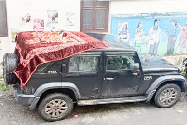 You are currently viewing चंबा-भरमौर हाईवे पर बड़ा हादसा, चलती SUV की सनरूफ फाड़कर सीधे सिर पर गिरी भारी चट्टान, पंजाब के श्रद्धालु की दर्दनाक मौत
