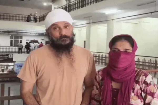 You are currently viewing पंजाब में ब्याजखोरों के आतंक से परेशान व्यक्ति पहुंचा DC दफ्तर, लगाई इच्छामृत्यु की गुहार