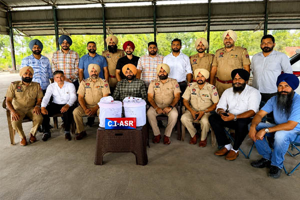 Read more about the article पाकिस्तान से ड्रोन के जरिए आई 140 करोड़ की हेरोइन के साथ तस्कर गिरफ्तार, हौंडा सिटी कार में डिलीवरी देने जा रहा था आरोपी; स्पेन से जुड़े तार